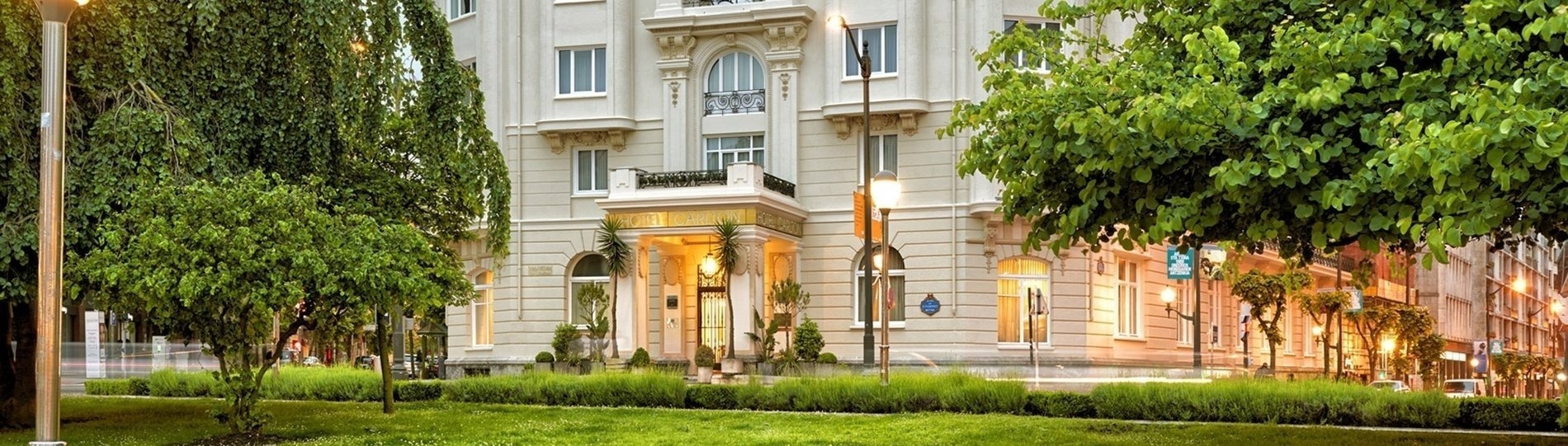 un edificio blanco con una puerta amarilla que dice hotel