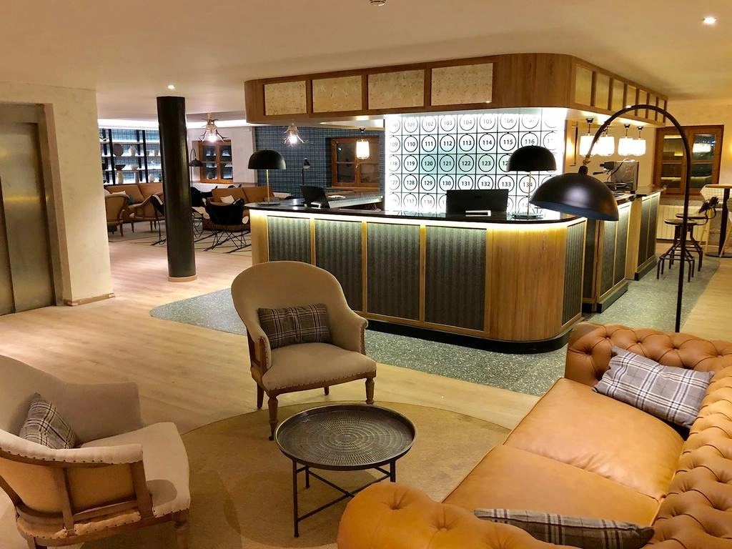 Réception d'un hôtel moderne avec canapés en cuir et fauteuils confortables. Images | SNÖ Vall de Boí | Pyrénées de Lérida | Site officiel