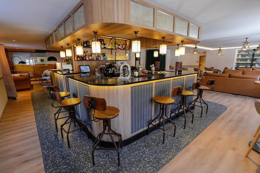 Bar et salon de l'hôtel SNÖ Vall de Boí, Pyrénées de Lérida. Images officielles.