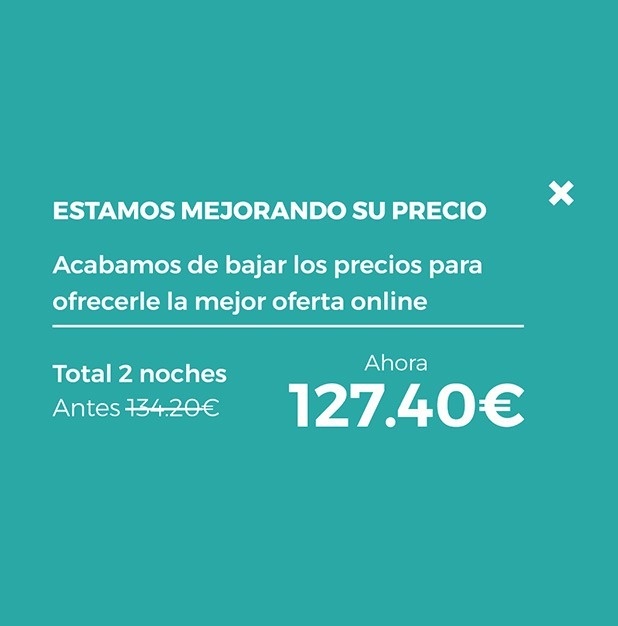 dos hombres se dan la mano frente a una ventana