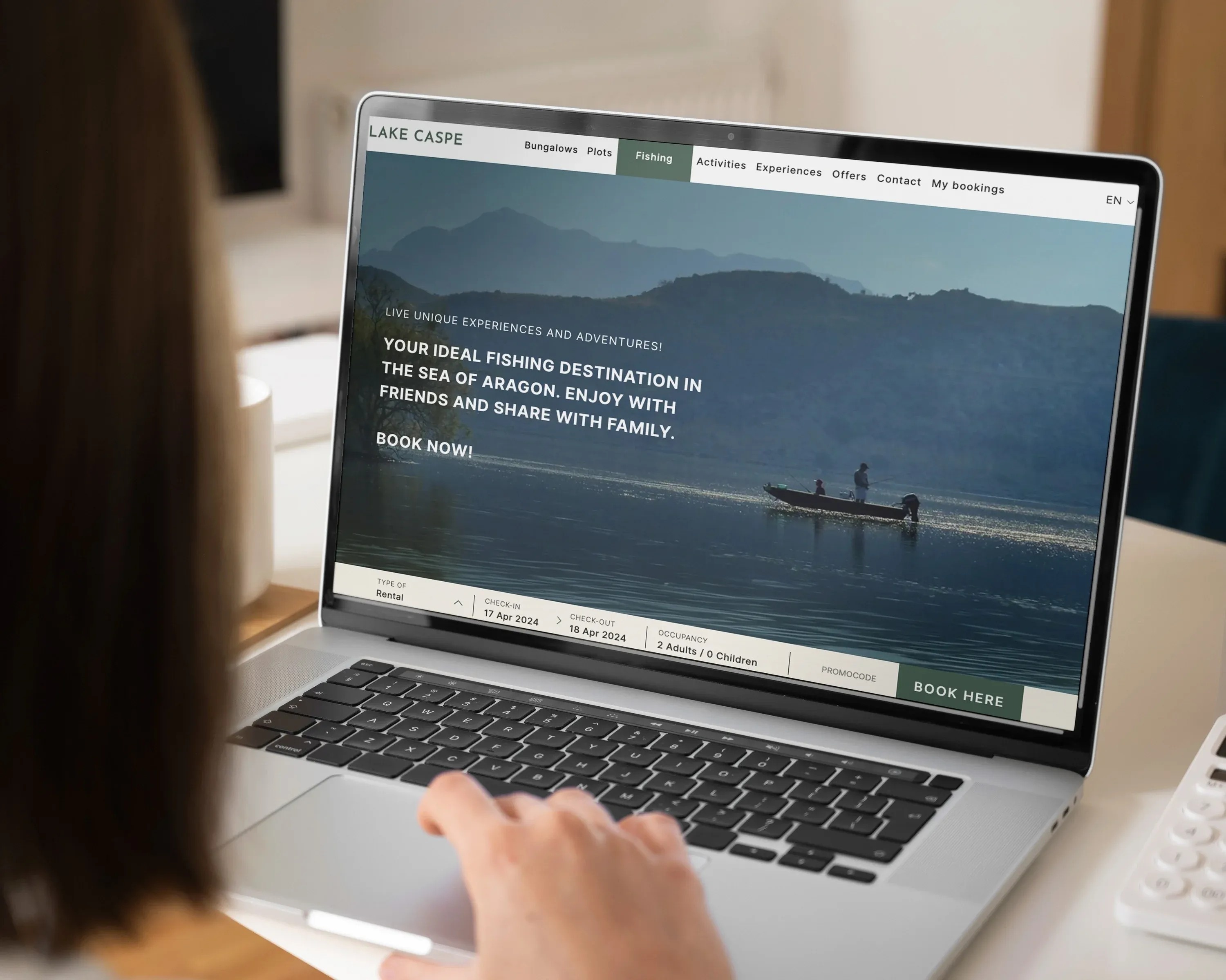 una computadora portátil está abierta y muestra un calendario de precios