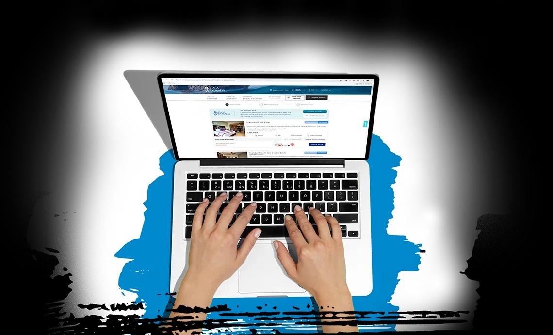 dos hombres se dan la mano frente a una ventana