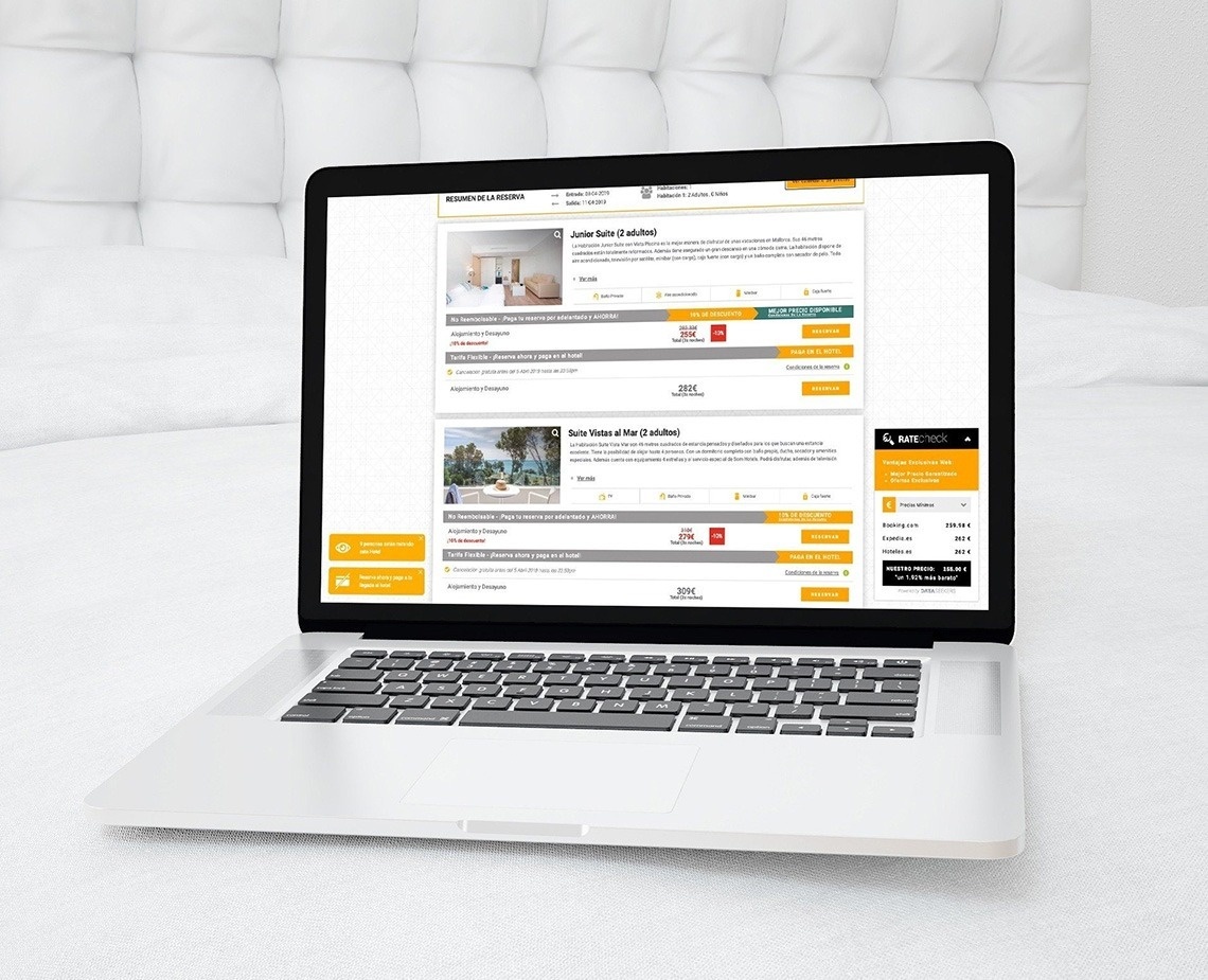 tres flechas amarillas apuntan hacia arriba sobre un fondo azul