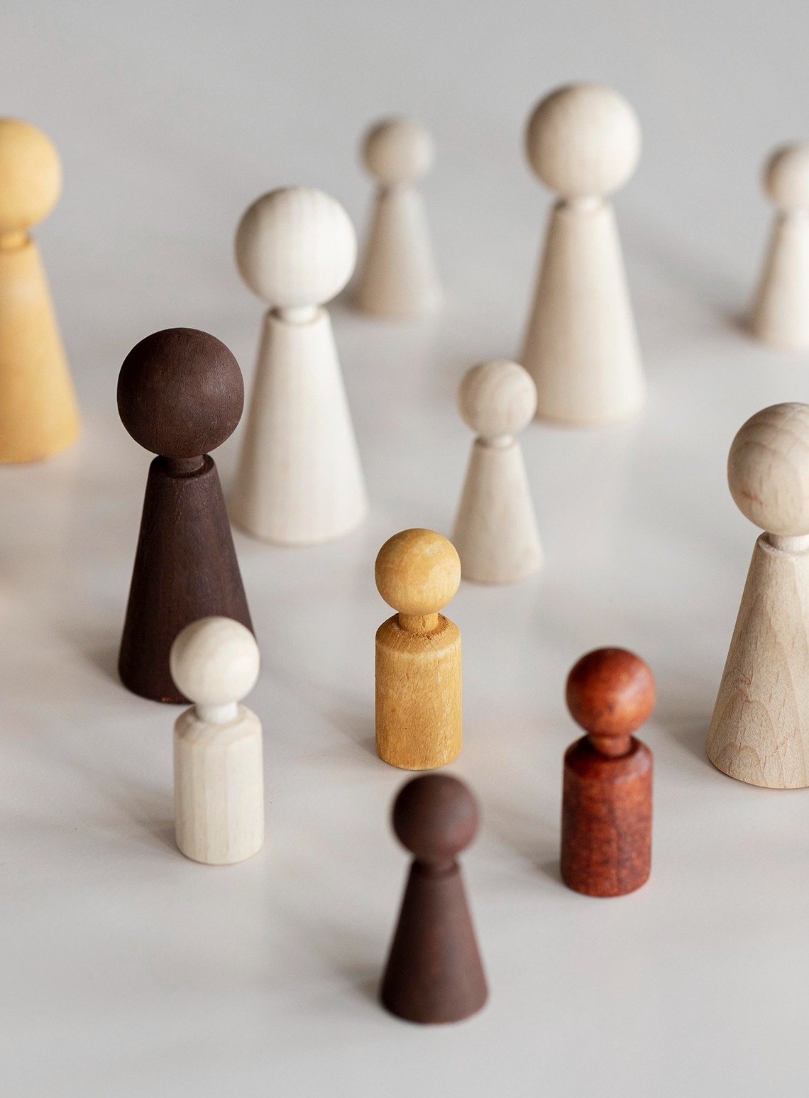 tres flechas amarillas apuntan hacia arriba sobre un fondo azul