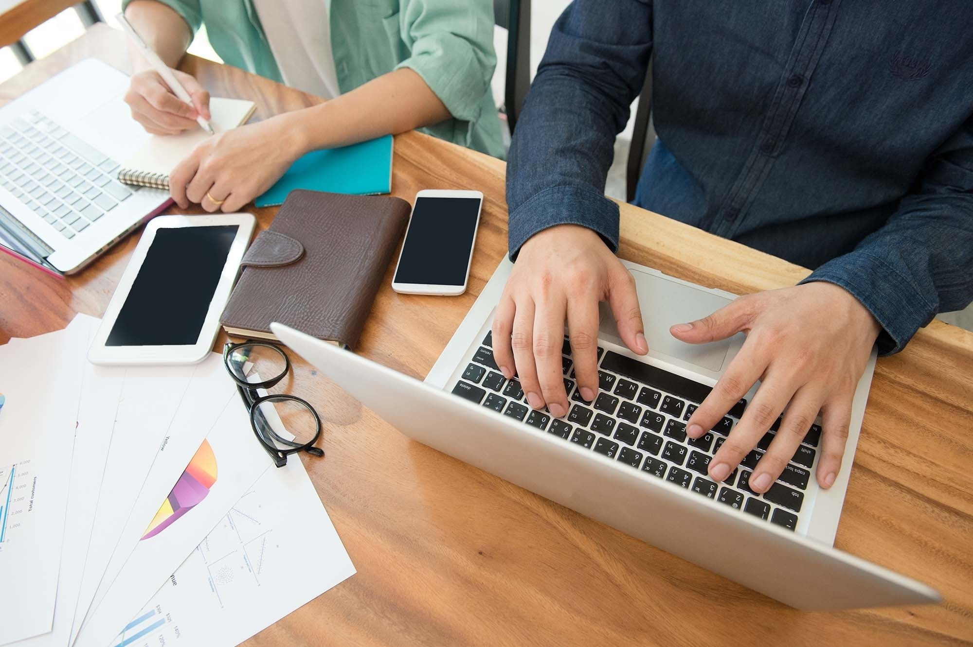 una persona está usando una computadora portátil para buscar hoteles