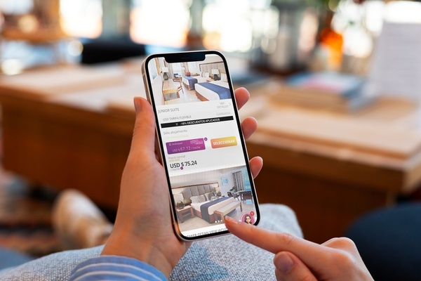 la página de inicio del club fidelity con una mujer sentada en un sofá