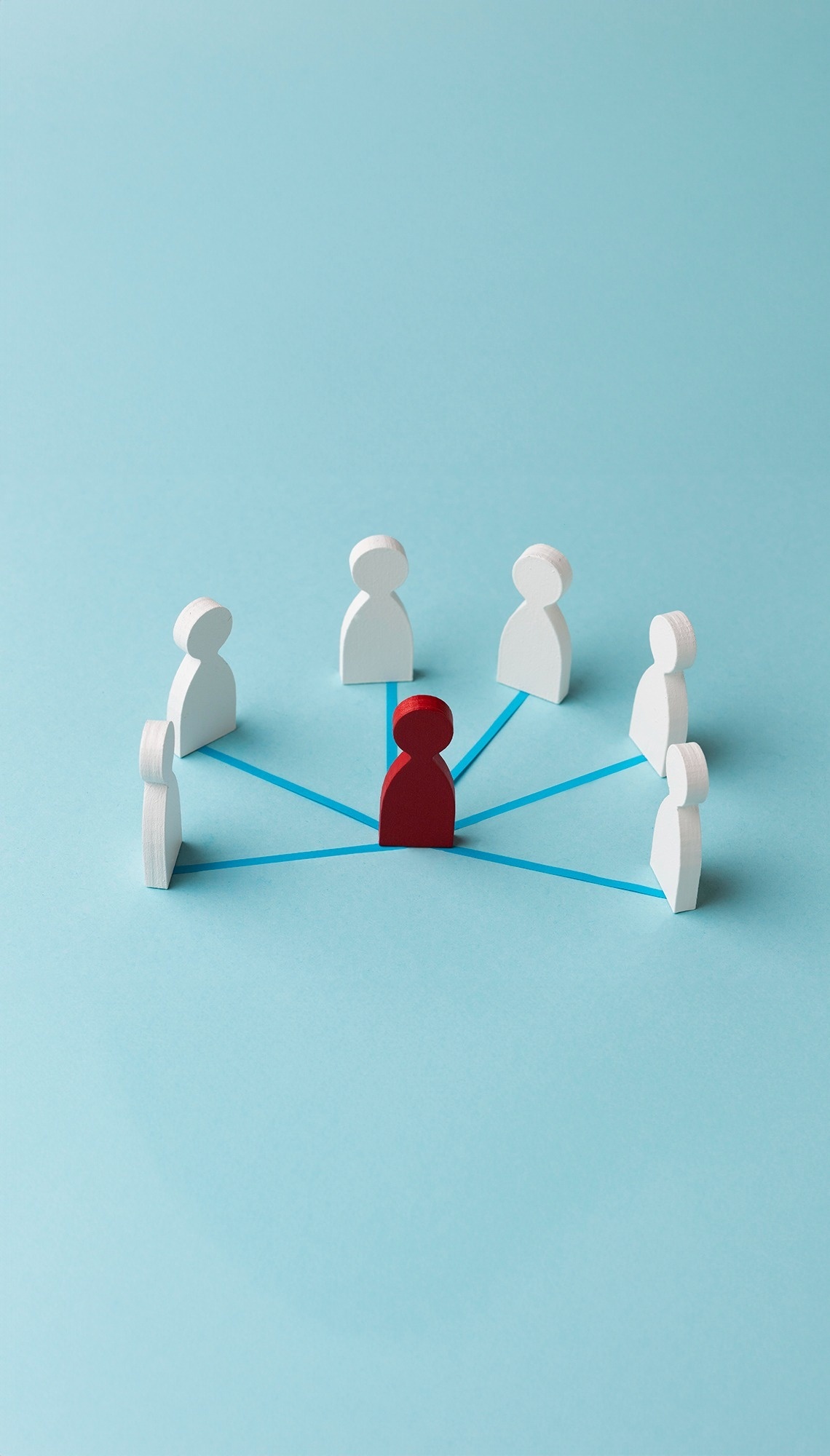 una mujer sonríe mientras usa una computadora portátil con la página web oficial en la pantalla