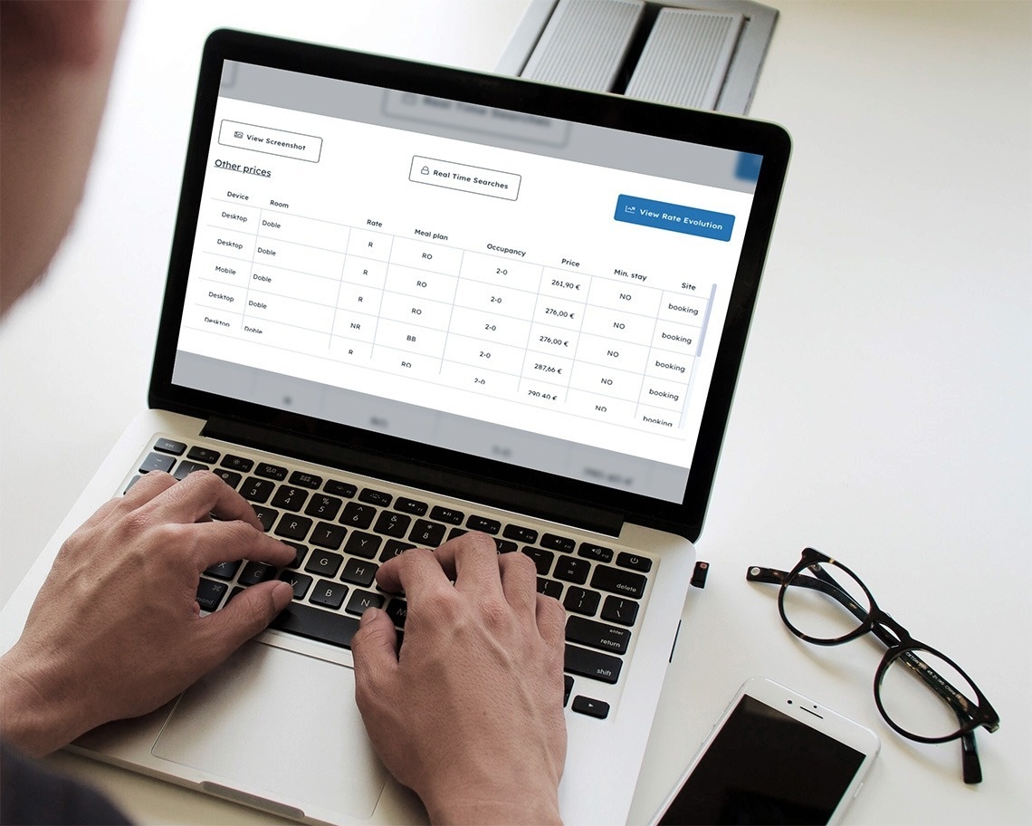 una persona está usando una computadora portátil y la pantalla muestra una lista de precios