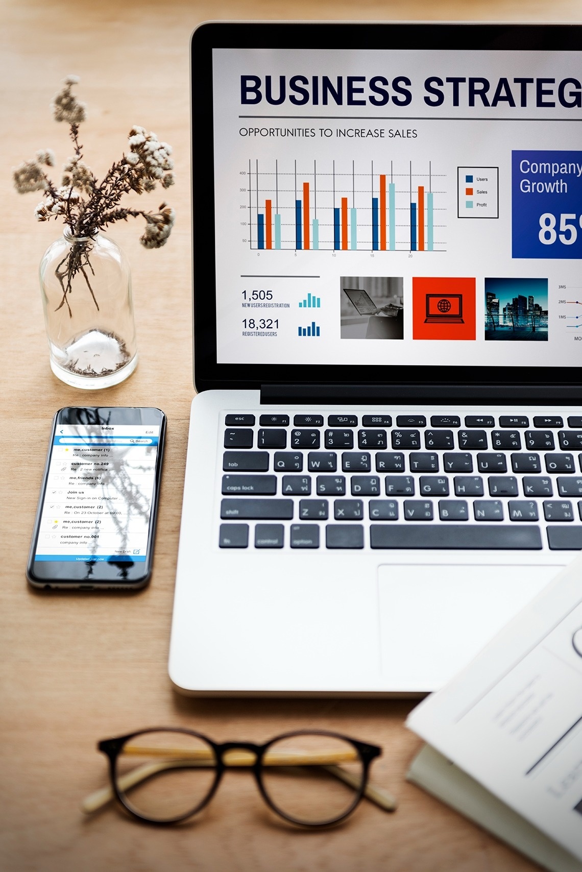 un hombre con auriculares está sonriendo y mirando a la cámara