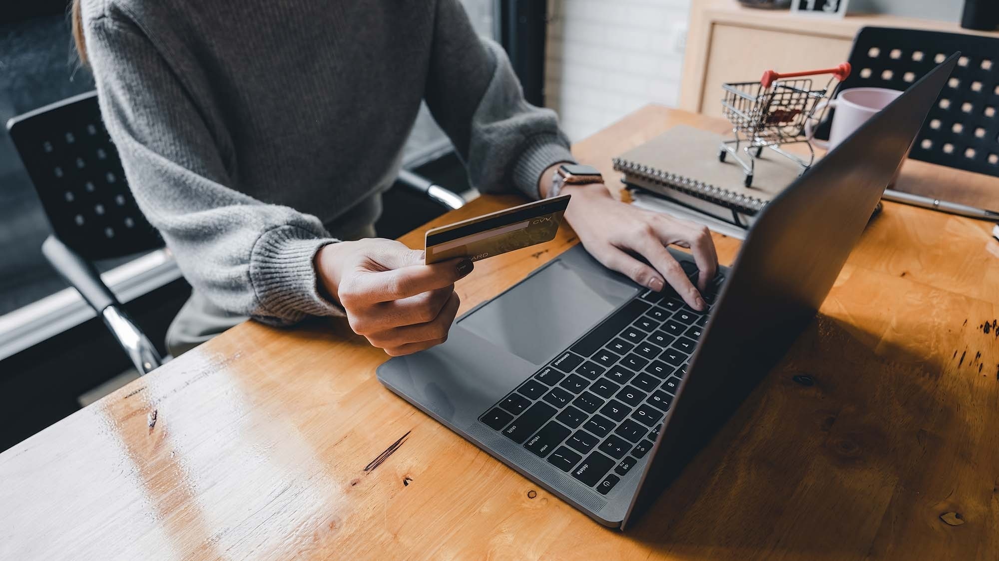 una persona está usando una computadora portátil para buscar hoteles