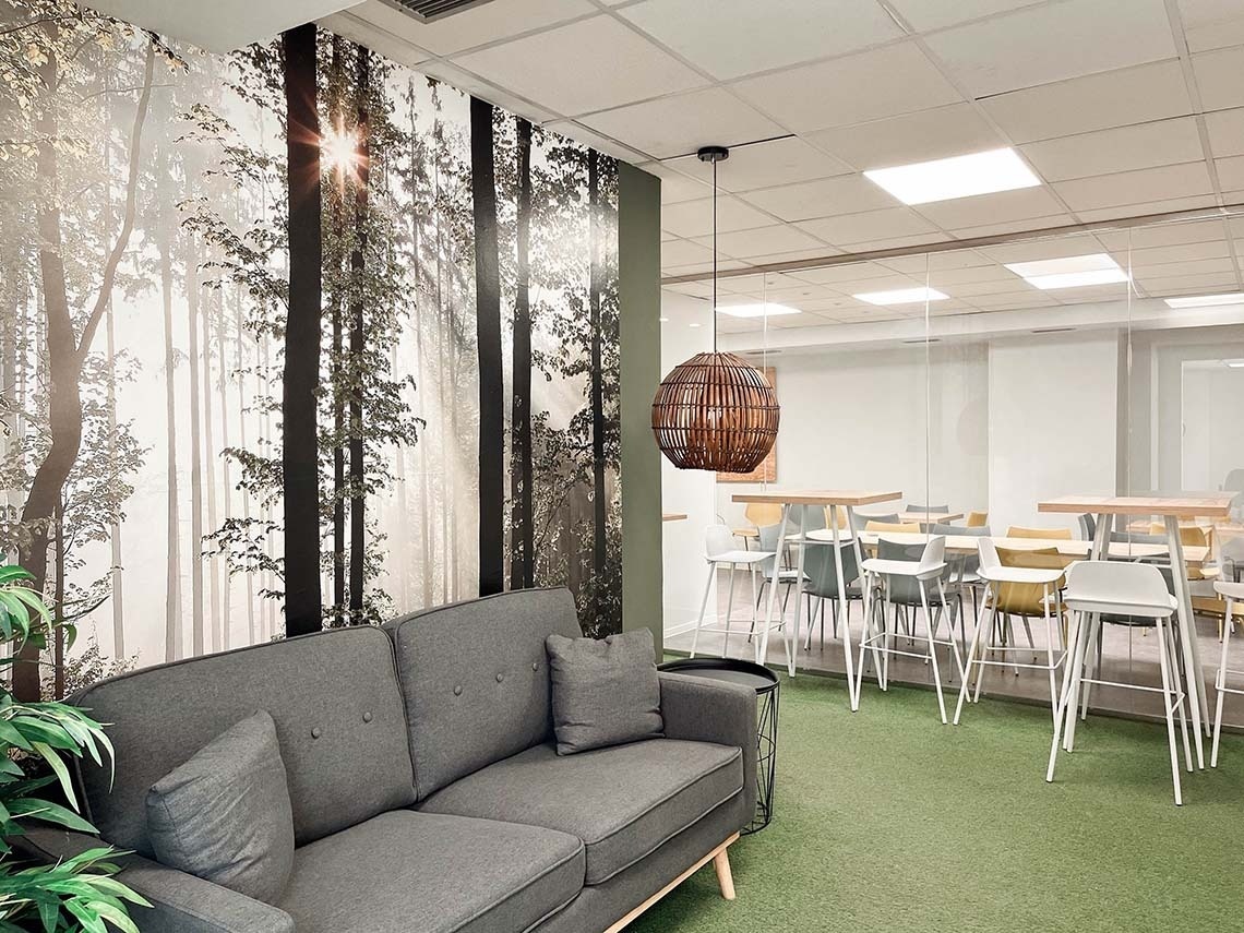 una sala de estar con un sofá y una lámpara colgante