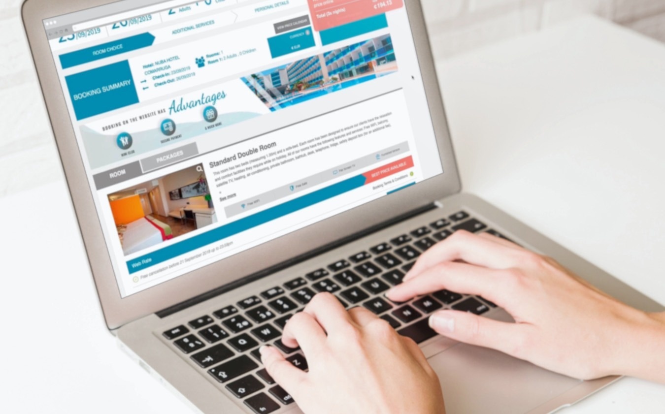 una mujer sonríe mientras usa una computadora portátil con la página web oficial en la pantalla