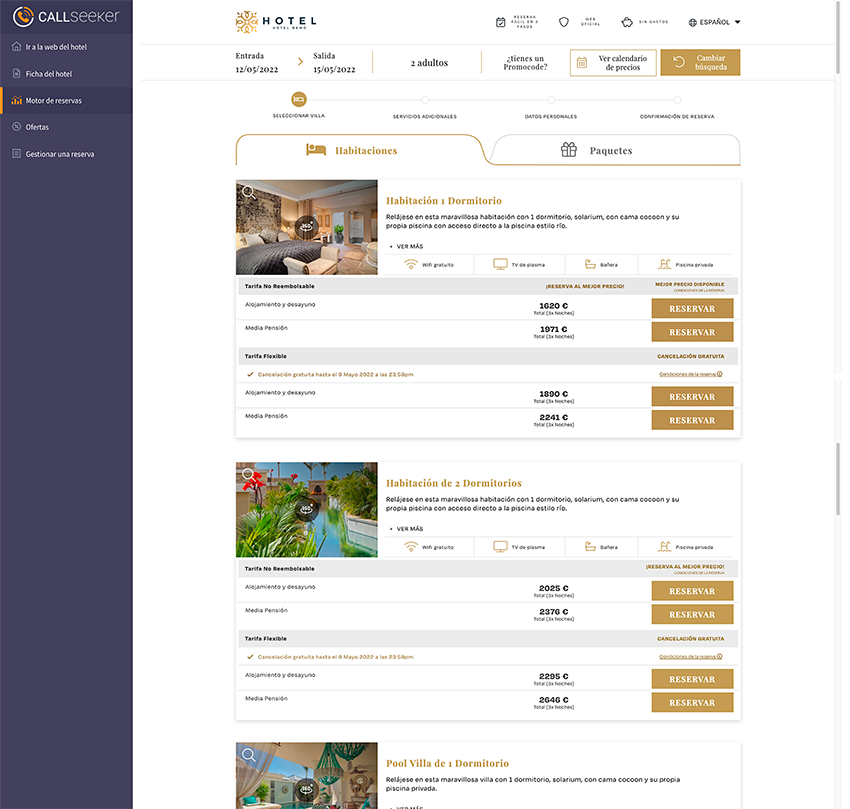 una mano presiona un candado en un fondo azul