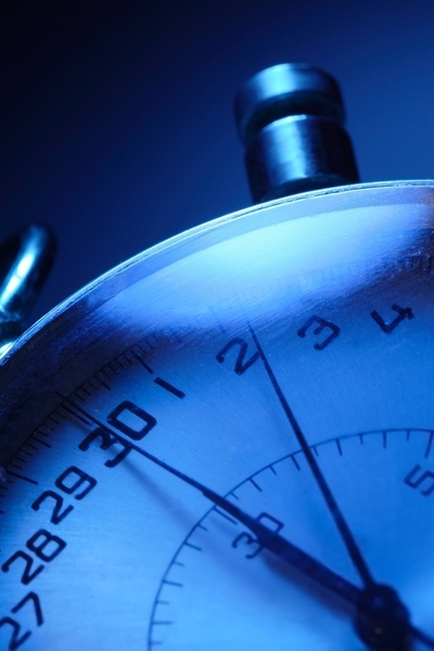 una pantalla de computadora muestra una habitación doble con cama de matrimonio