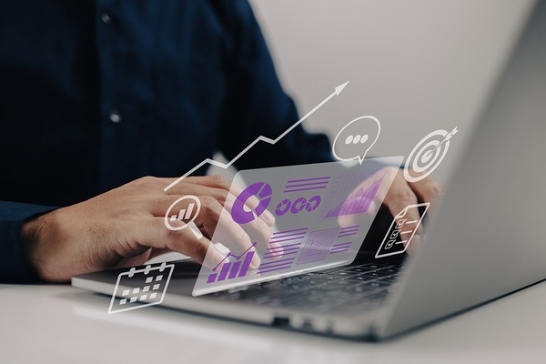 una pantalla de computadora muestra una habitación doble con cama de matrimonio