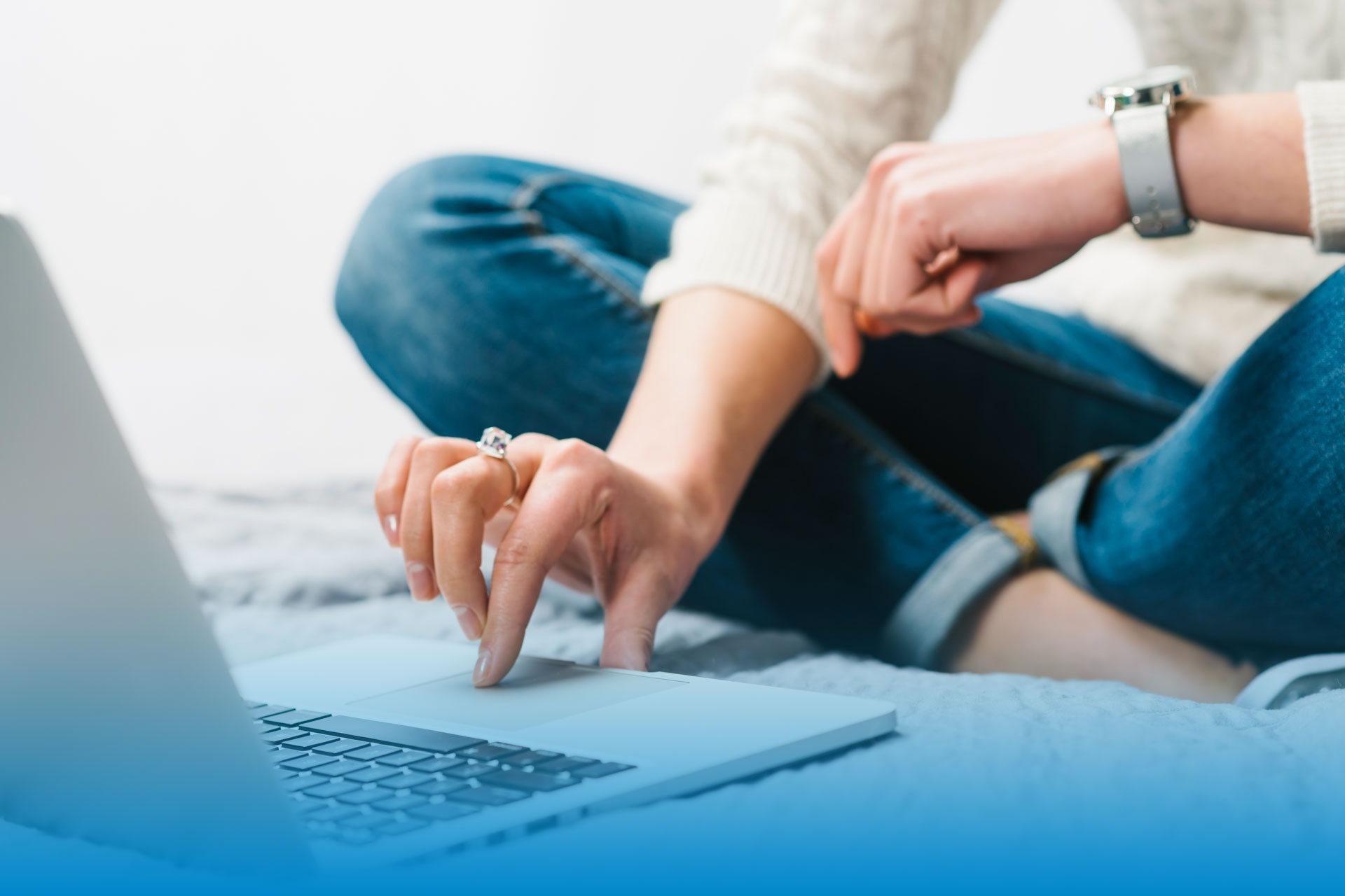 una persona está usando una computadora portátil para buscar hoteles