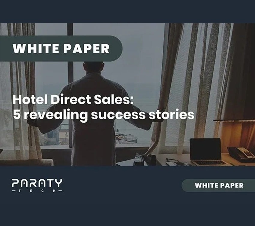 dos hombres se dan la mano frente a una ventana