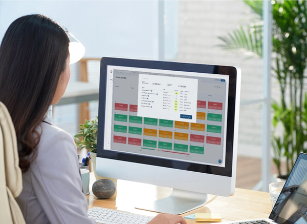 una mujer se sienta en un escritorio frente a una computadora