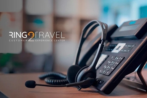 una mujer se sienta en un escritorio frente a una computadora