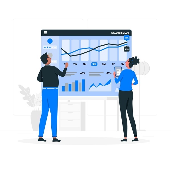 dos computadoras portátiles están sobre una mesa y una de ellas muestra una habitación estándar sin terraza