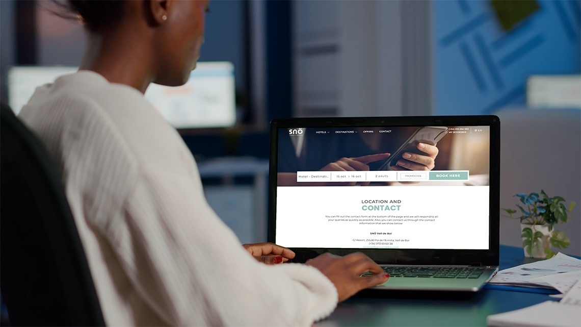 un hombre con auriculares está sonriendo y mirando a la cámara