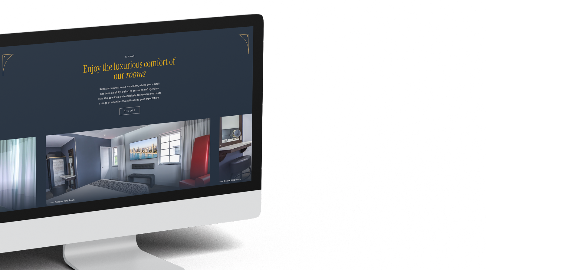 una gran piscina azul rodeada de palmeras en un resort