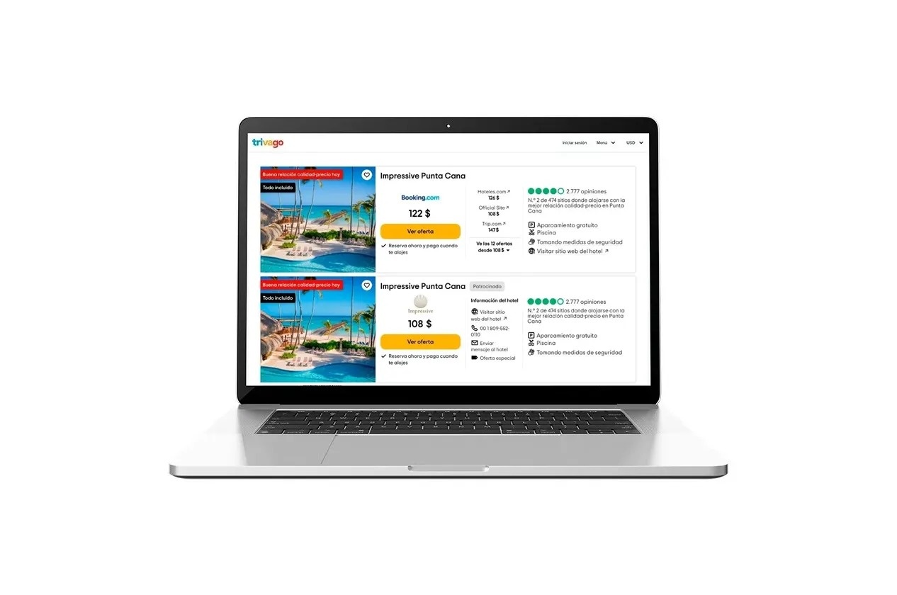 un hombre con auriculares está sonriendo y mirando a la cámara