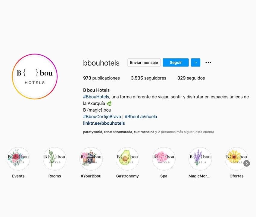 una mano presiona un candado en un fondo azul