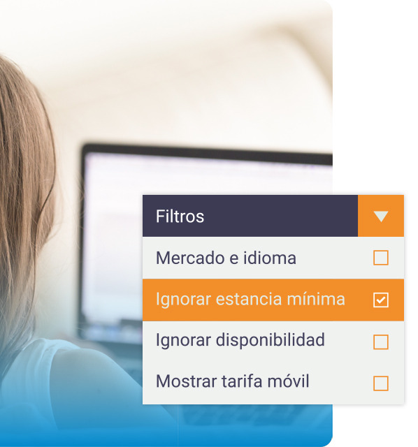 una persona sostiene un teléfono inteligente con el calendario en la pantalla