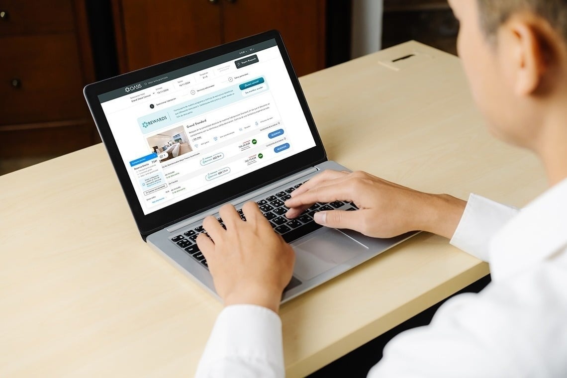 un globo rojo y amarillo sobre un fondo azul con el número 43