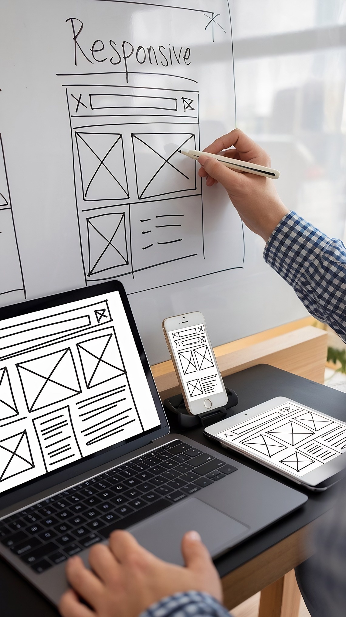 tres flechas amarillas apuntan hacia arriba sobre un fondo azul