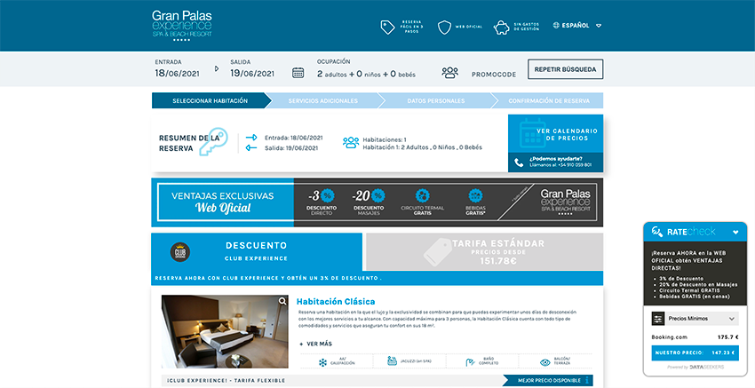 dos hombres se dan la mano frente a una ventana