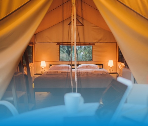 una mujer se sienta en un escritorio frente a una computadora