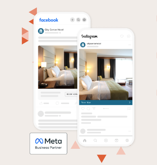 dos computadoras portátiles están sobre una mesa y una de ellas muestra una habitación estándar sin terraza