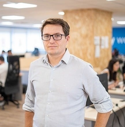 a página inicial do clube fidelity com uma mulher sentada em um sofá