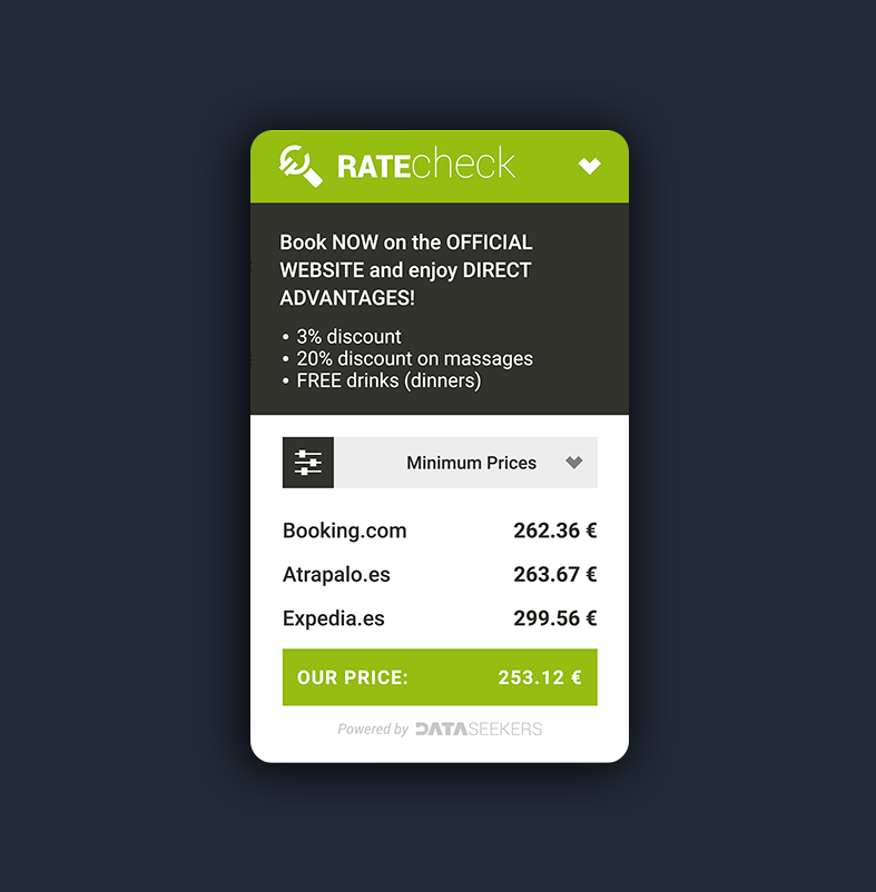 una mujer sonríe mientras usa una computadora portátil con la página web oficial en la pantalla