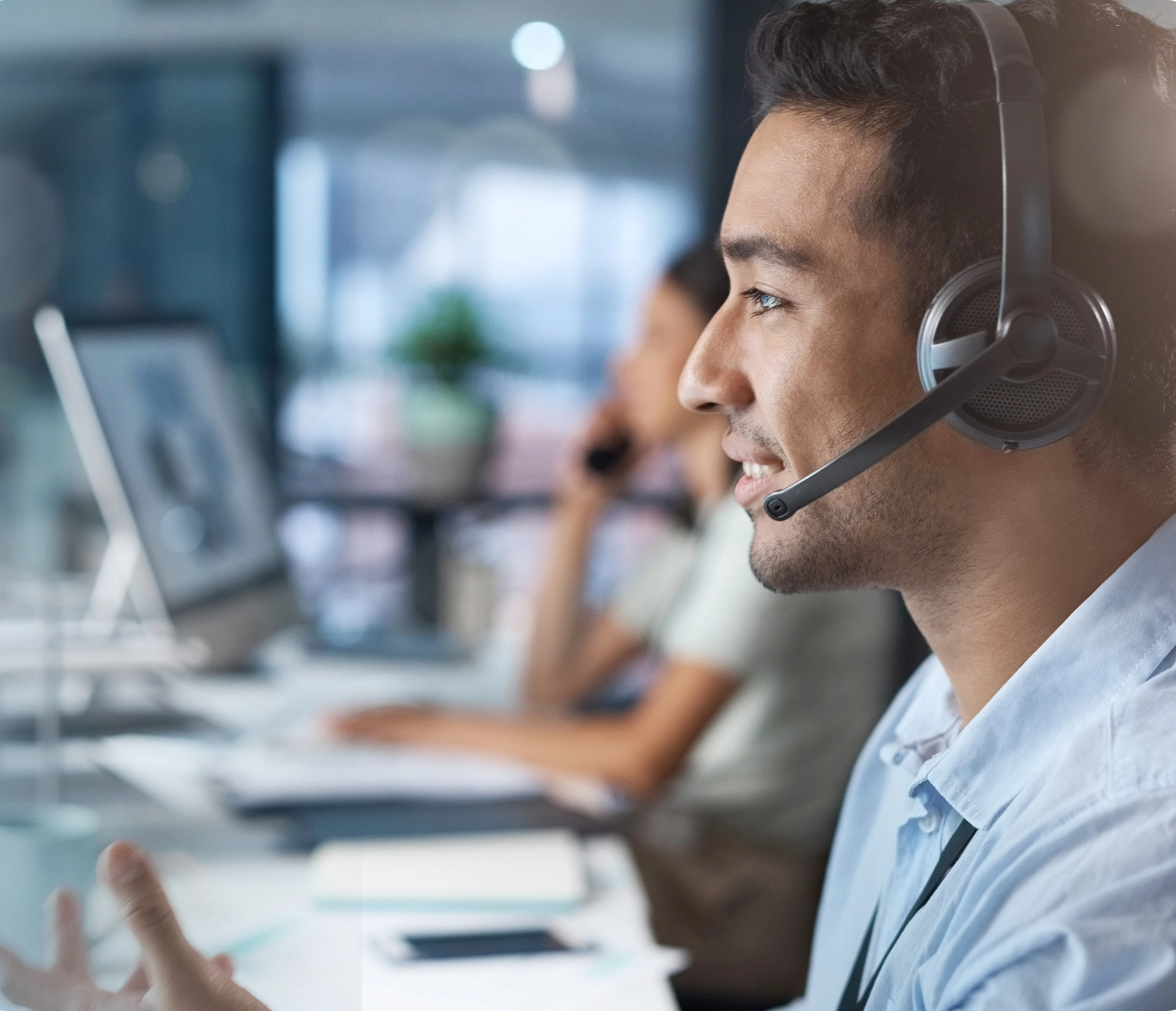 una mujer sonríe mientras usa una computadora portátil con la página web oficial en la pantalla