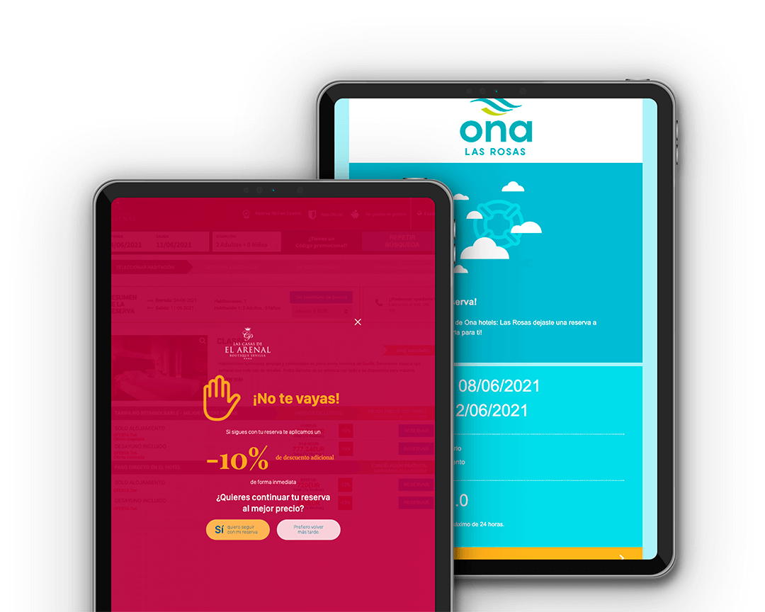 una mano presiona un candado en un fondo azul