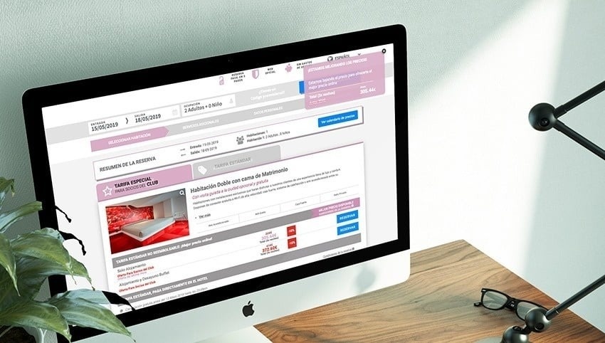 dos hombres se dan la mano frente a una ventana