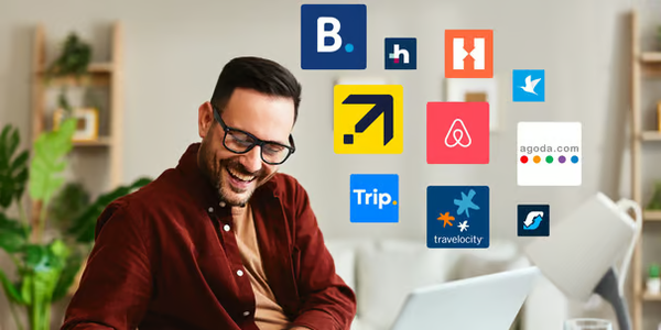 dos computadoras portátiles están sobre una mesa y una de ellas muestra una habitación estándar sin terraza