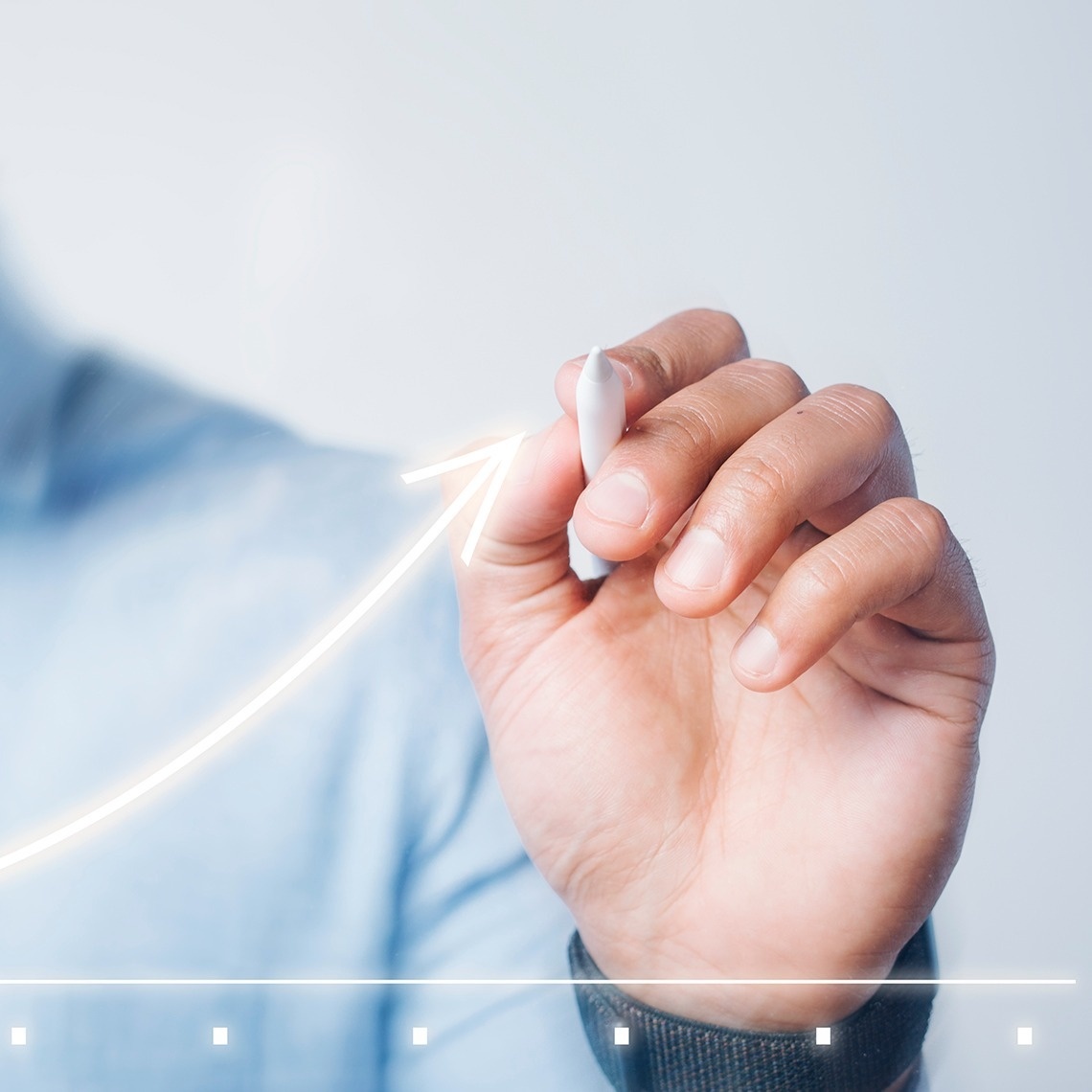 una computadora portátil y una tableta con una aplicación en la pantalla