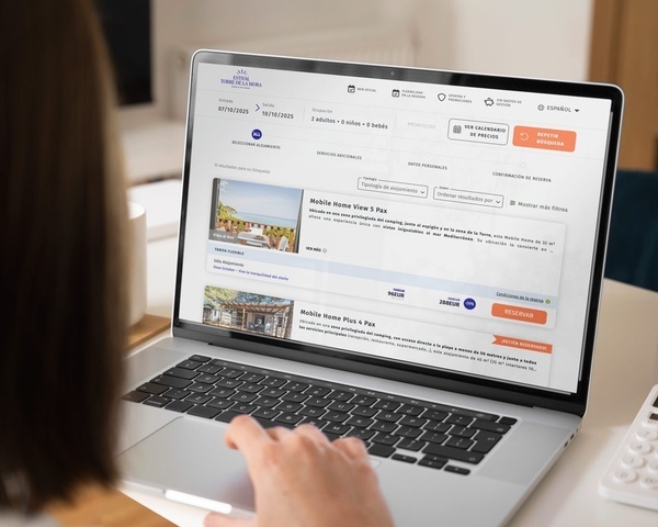 una pantalla de computadora muestra una habitación doble con cama de matrimonio
