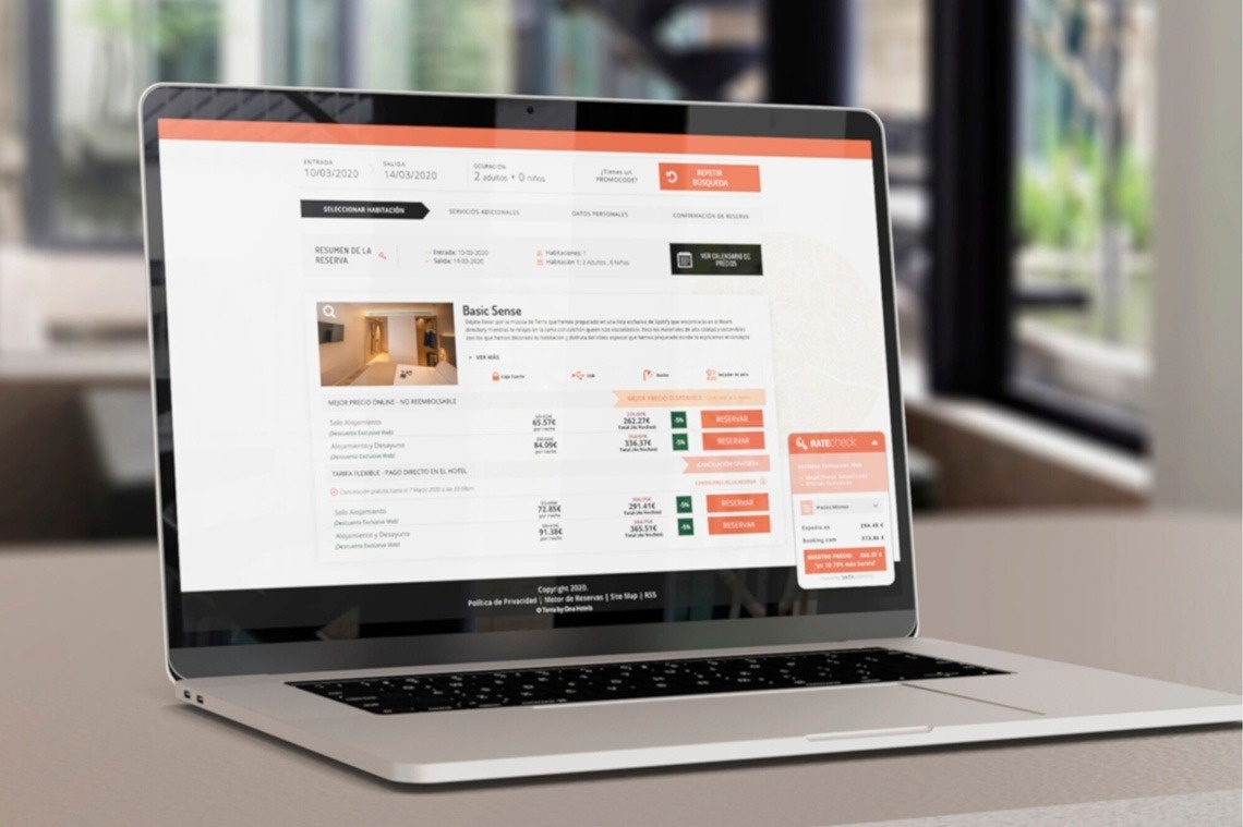 dos hombres se dan la mano frente a una ventana