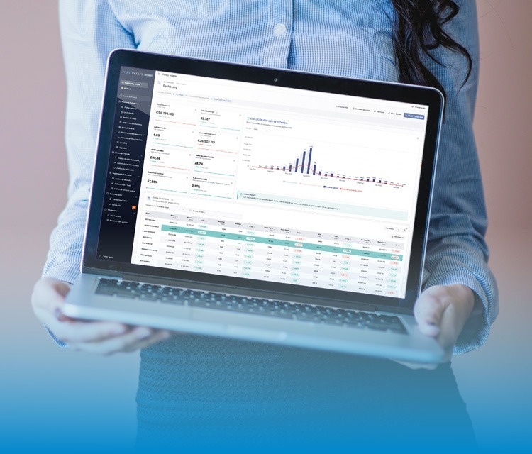 una mujer sonríe mientras usa una computadora portátil con la página web oficial en la pantalla