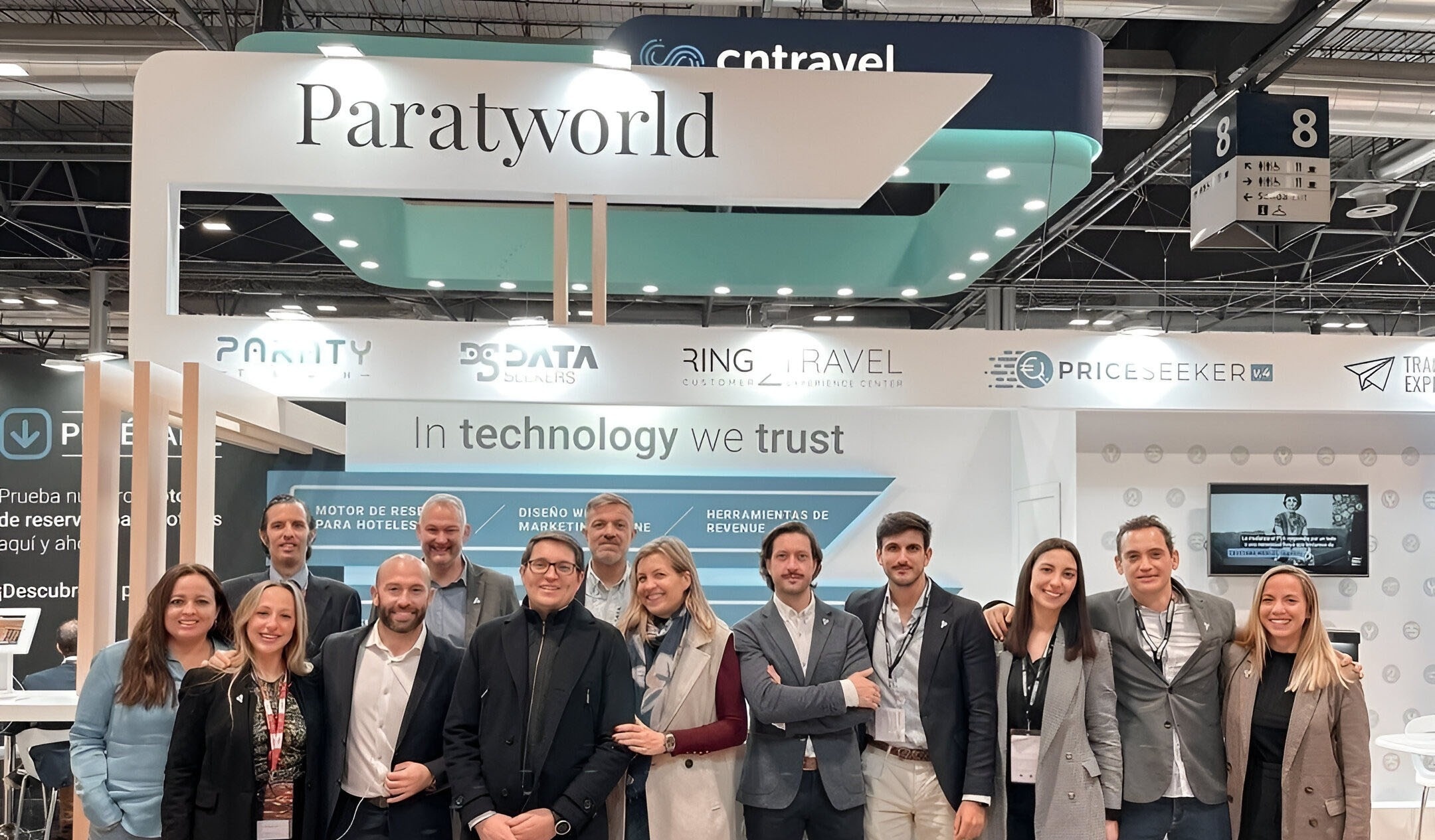 un grupo de personas se paran frente a un puesto de paratworld