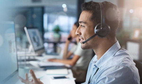 una pantalla de computadora muestra una habitación doble con cama de matrimonio