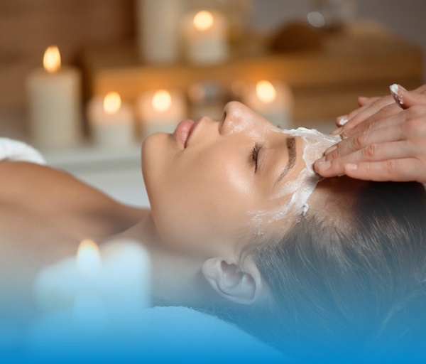 una mujer se sienta en un escritorio frente a una computadora