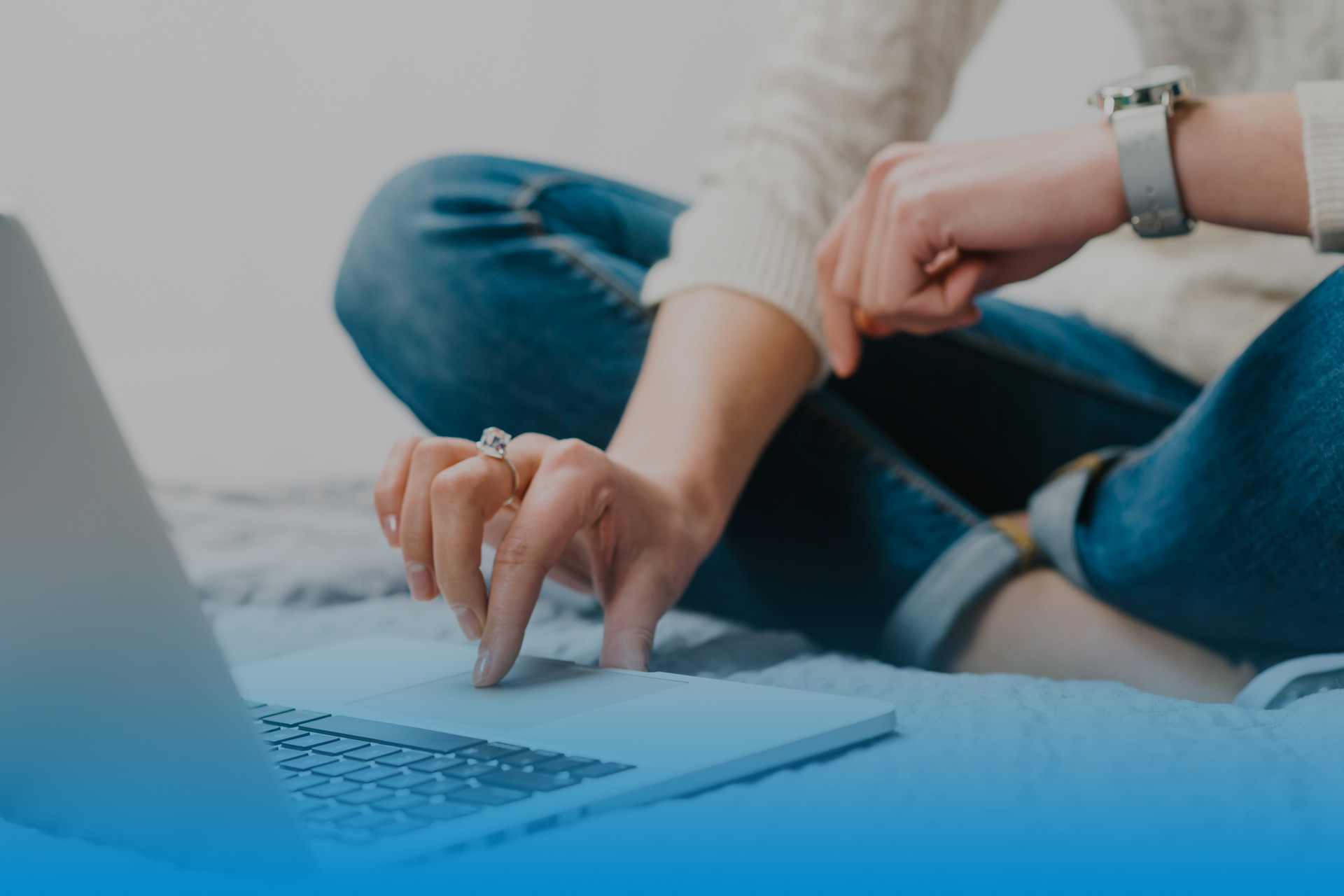 uma pessoa está usando um laptop com a página deluxe ocean view em exibição