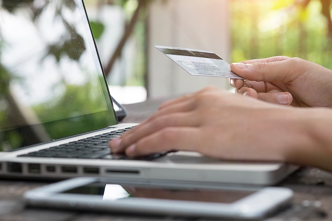 una computadora portátil y una tableta con una aplicación en la pantalla