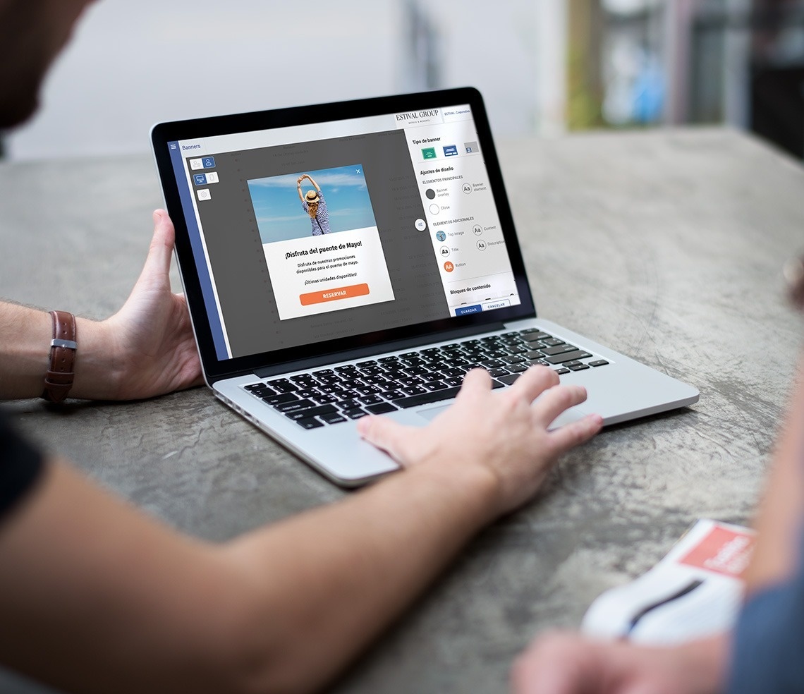 un hombre está usando una computadora portátil con una captura de pantalla en la pantalla